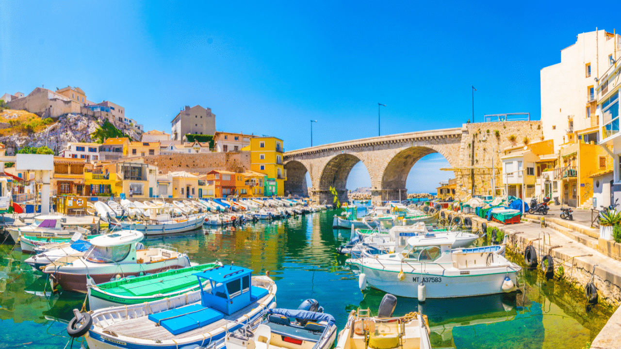 Scène pittoresque du Vallon des Auffes à Marseille