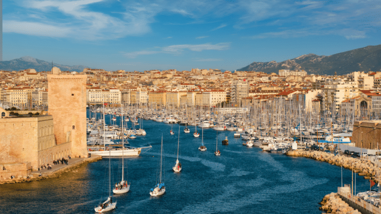 Vue panoramique du vieux port de Marseille