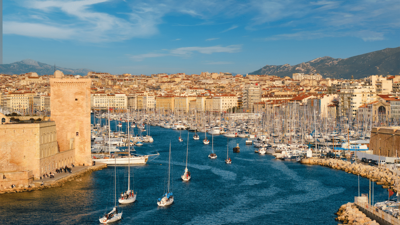 Vue panoramique du vieux port de Marseille