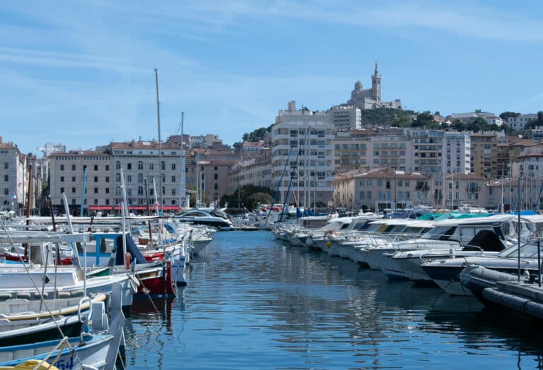 Bus de navette en mouvement à Aix Marseille