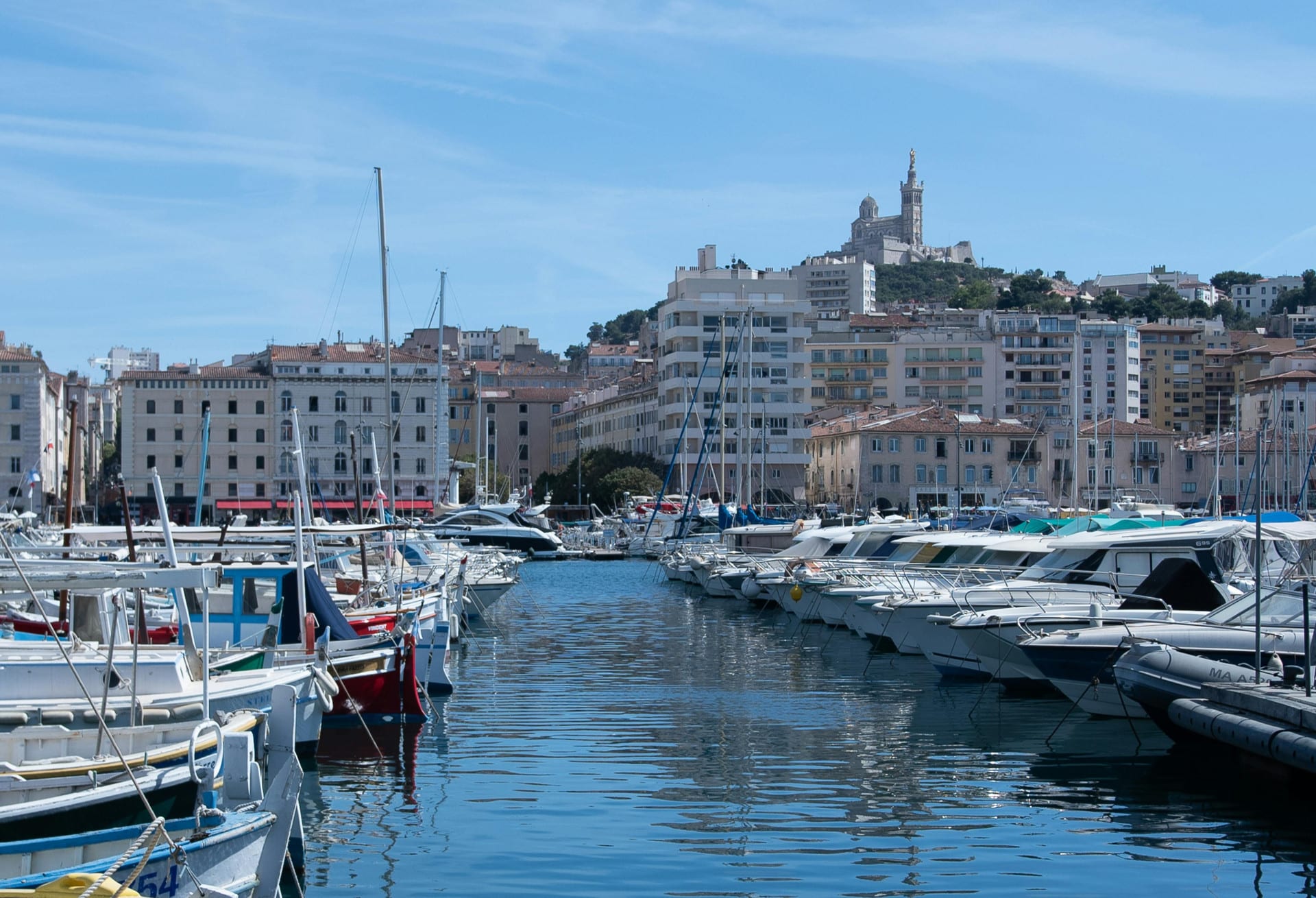 Bus de navette en mouvement à Aix Marseille