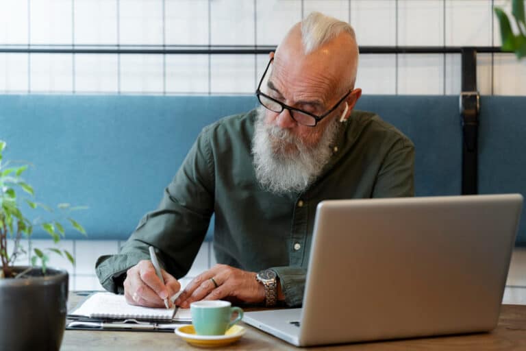 senior au travail