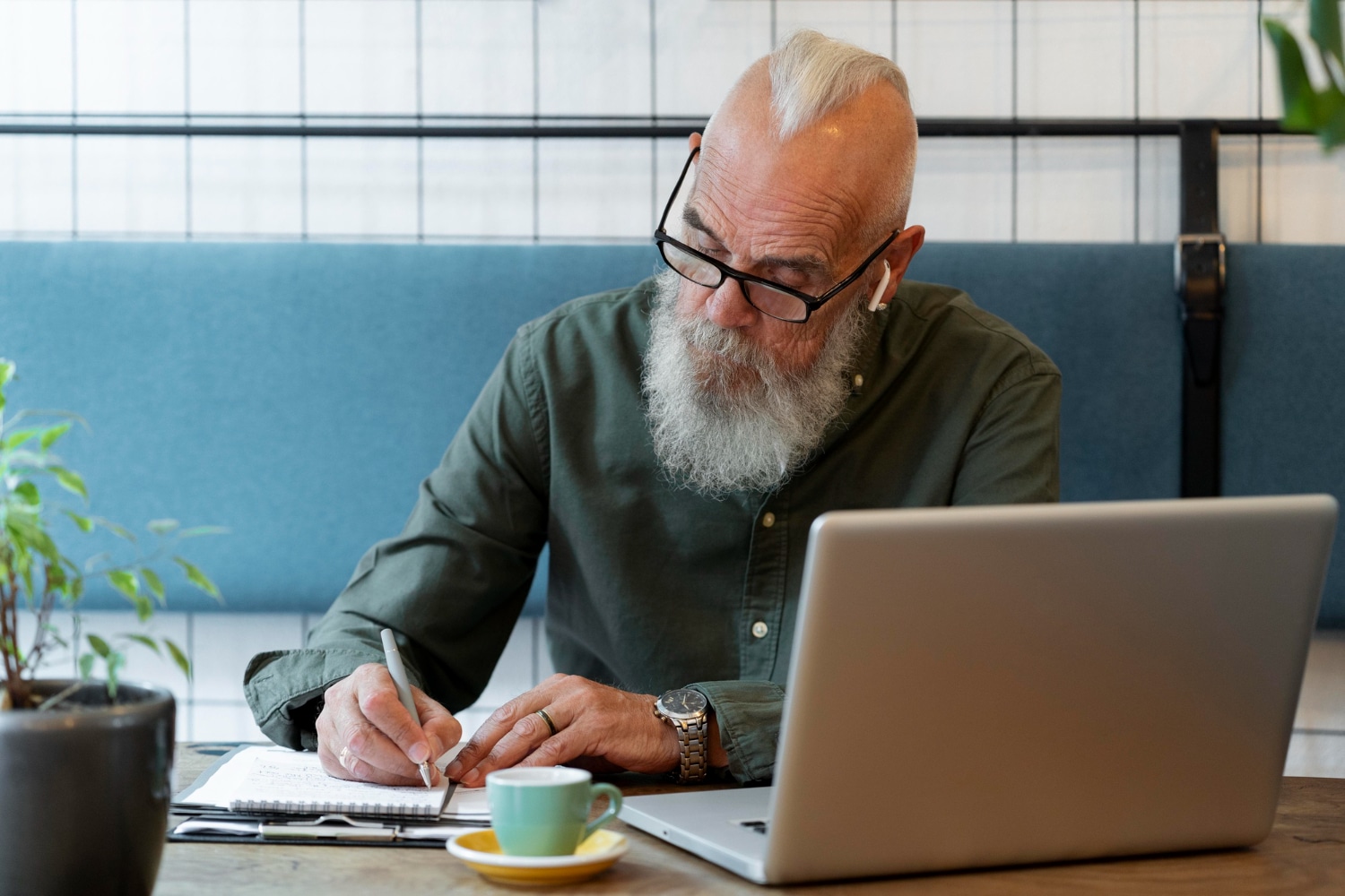 senior au travail
