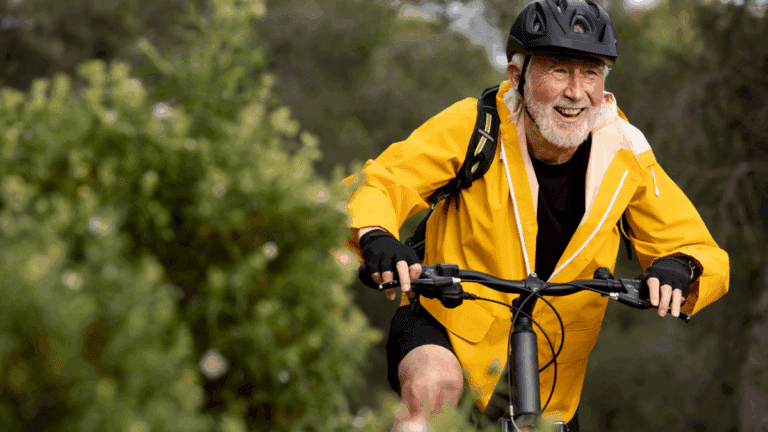Un homme de 82 ans parcourt 1500 km à vélo pour retrouver sa soeur à Marseille