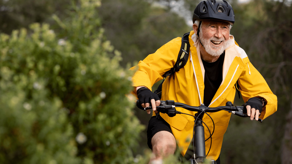 Un homme de 82 ans parcourt 1500 km à vélo pour retrouver sa soeur à Marseille