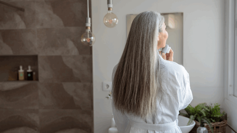 Glaçon magique, l’astuce maison qui fait disparaître les cheveux gris