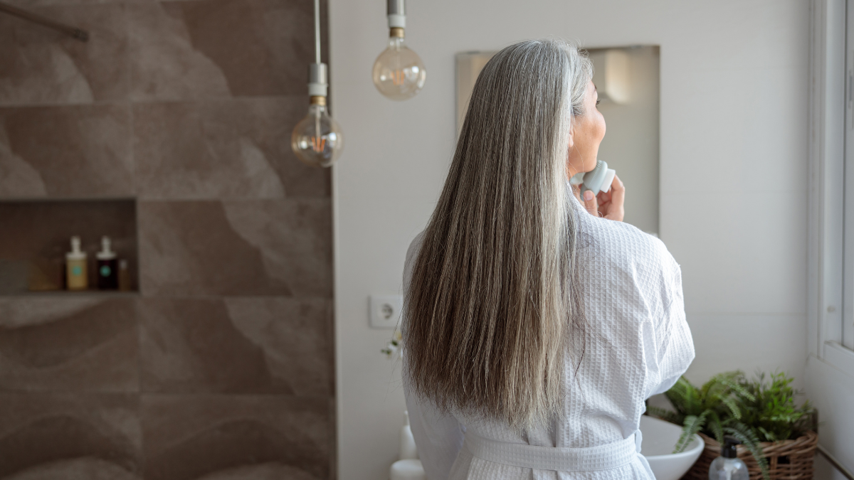 Glaçon magique, l’astuce maison qui fait disparaître les cheveux gris