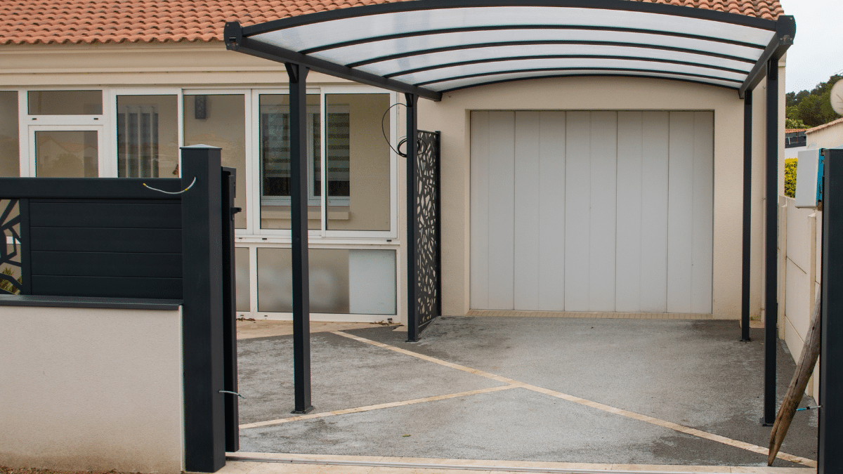Impôts 2025, pourquoi le fisc cible les garages et vérandas non déclarés