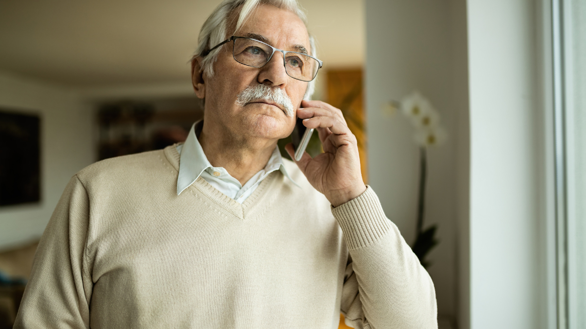 Un senior qui réclame sa retraite complémentaire oubliée