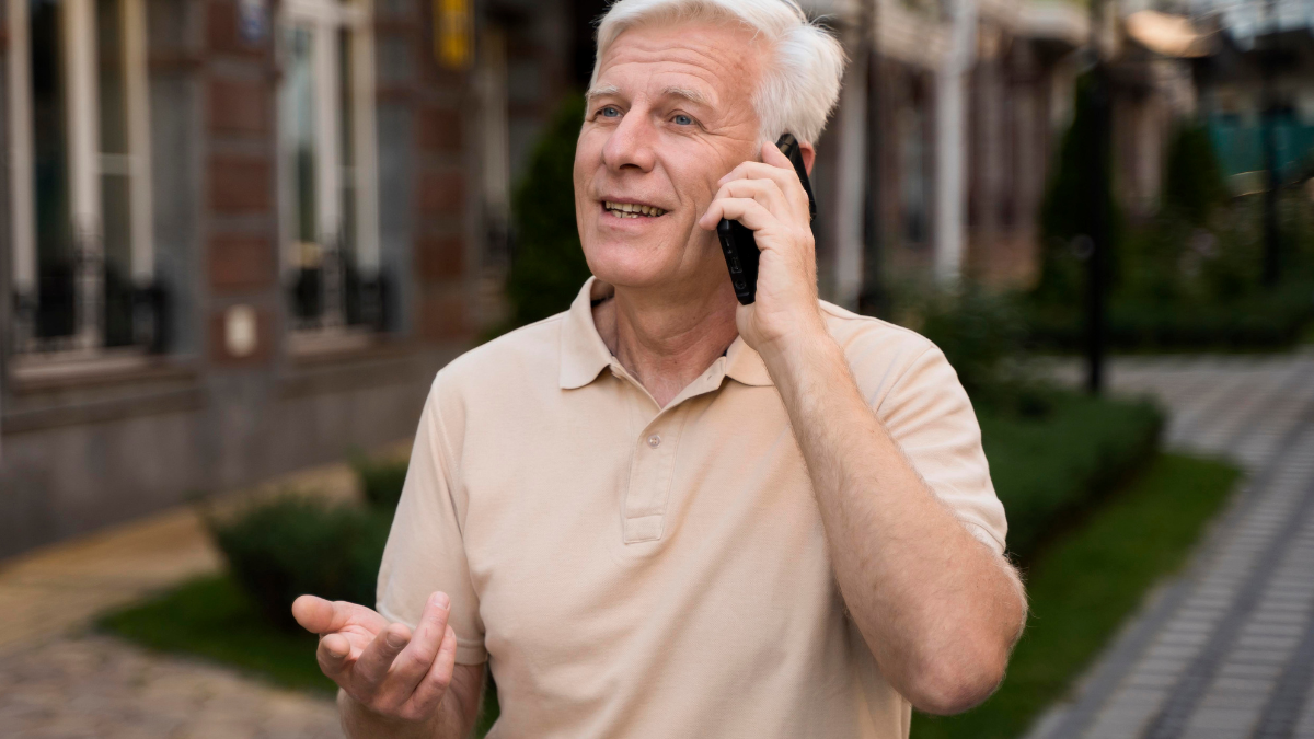 Un senior qui réclame sa retraite complémentaire