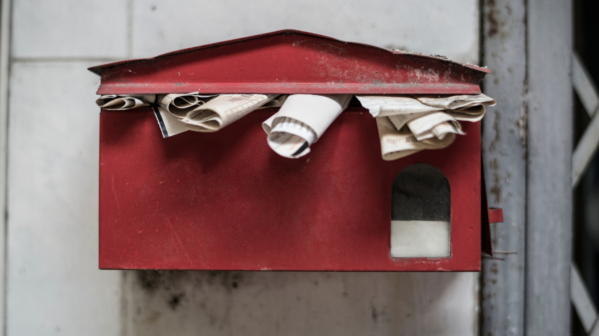 Une boîte aux lettres débordante, attention aux squatteurs