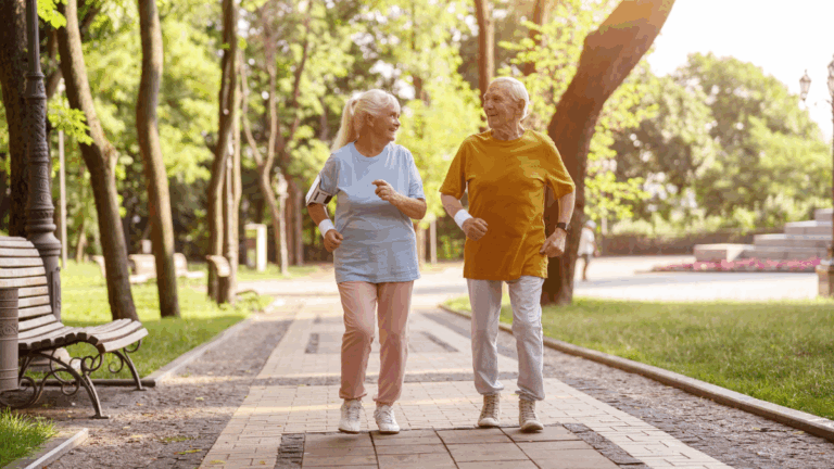 2 seniors qui font de la marche nordique