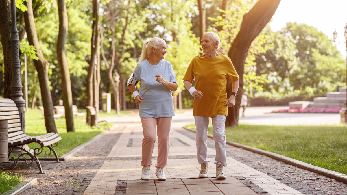 2 seniors qui font de la marche nordique