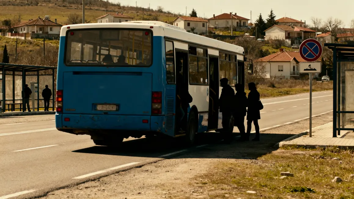 Bus bleu blanc ligne 51 Marseille Aix sur route nationale
