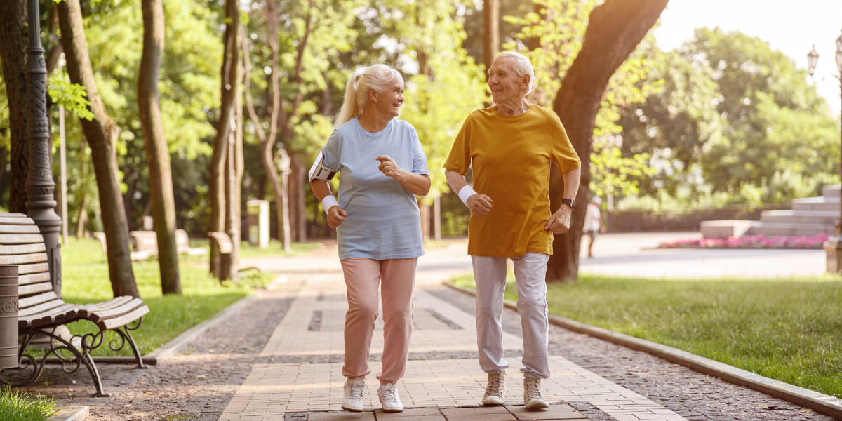 2 seniors qui font de la marche nordique
