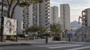 Cité La Castellane Marseille, tours HLM béton et passage piéton