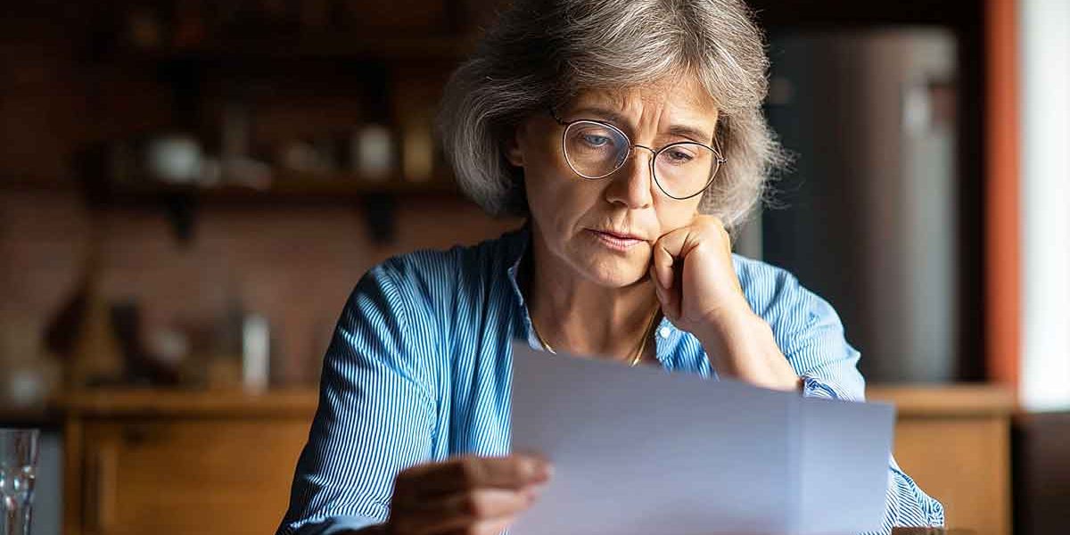 femme lisant un document