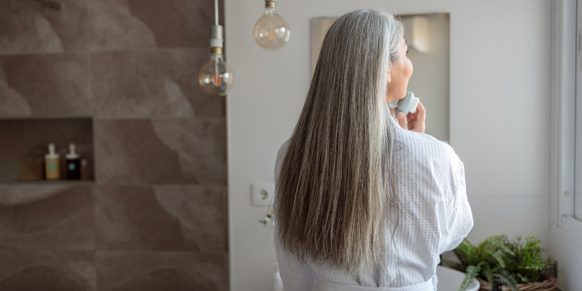 Glaçon magique, l’astuce maison qui fait disparaître les cheveux gris