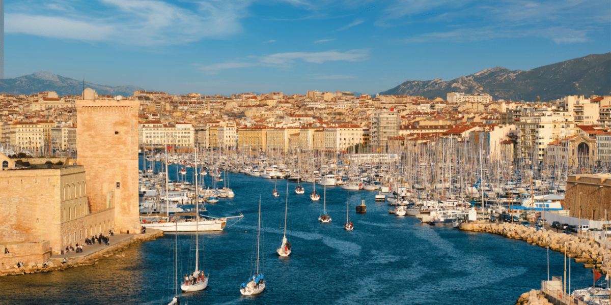 Vue panoramique du vieux port de Marseille