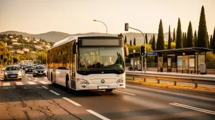 bus ligne 51 sur RN8 entre Marseille et Aix