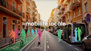 mobilite locale en ville mediterraneenne avec pistes cyclables et navettes