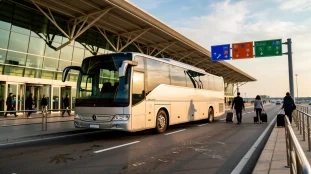 Navette aéroport Aix-Marseille devant terminal voyageurs valises