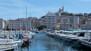 Bus de navette en mouvement à Aix Marseille