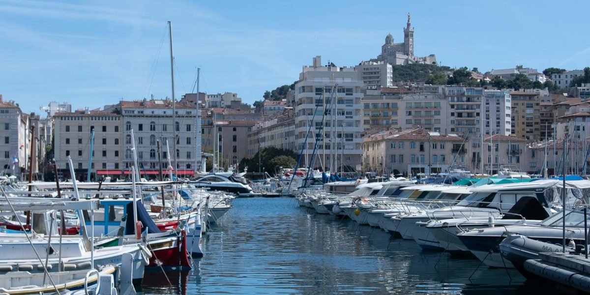 Bus de navette en mouvement à Aix Marseille