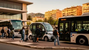 groupe embarquant dans autocar minibus electrique navette urbaine aix marseille