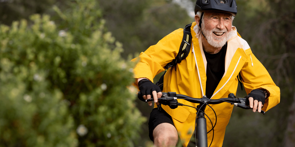 Un homme de 82 ans parcourt 1500 km à vélo pour retrouver sa soeur à Marseille